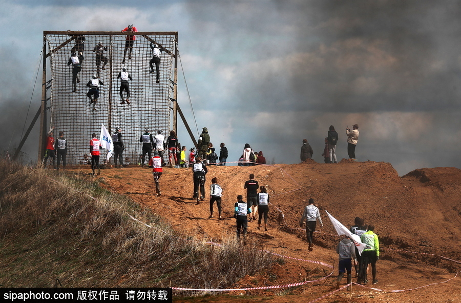 莫斯科舉行“英雄種族”障礙賽 過(guò)五關(guān)斬六將“戰(zhàn)斗力”十足