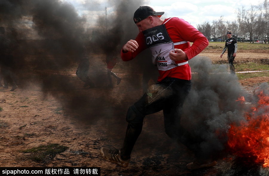 莫斯科舉行“英雄種族”障礙賽 過五關(guān)斬六將“戰(zhàn)斗力”十足