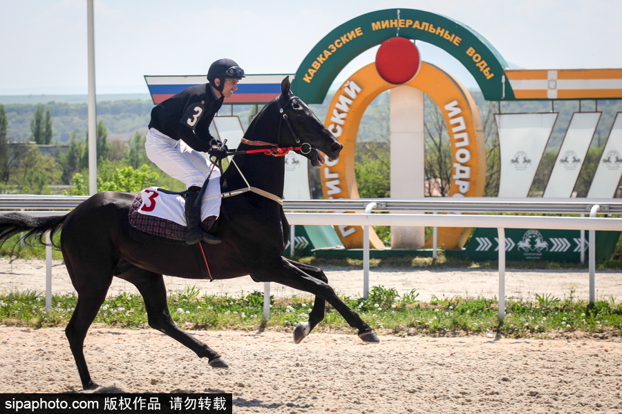 俄羅斯Pyatigorsk競技場 民眾縱馬馳騁享受休閑時(shí)光