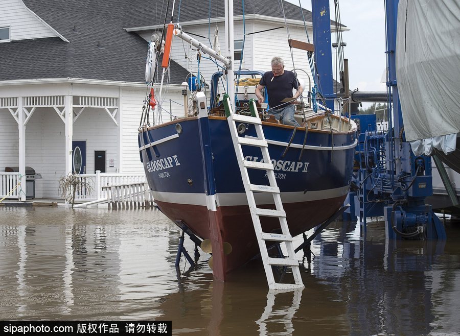 加拿大街道洪水泛濫 民眾被迫淌水出行