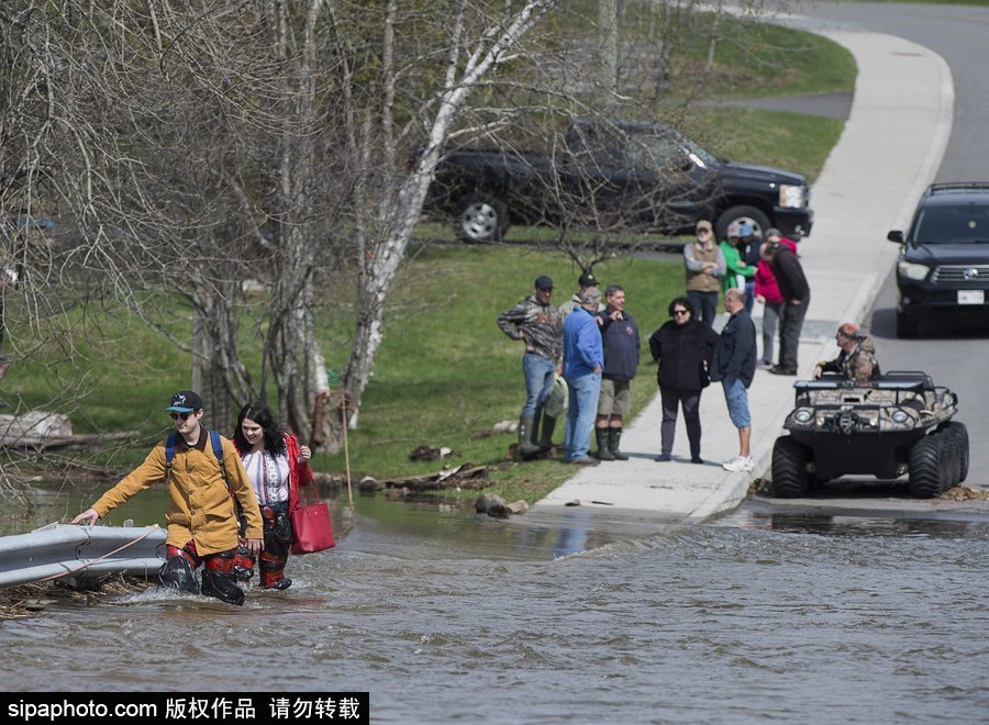 加拿大街道洪水泛濫 民眾被迫淌水出行