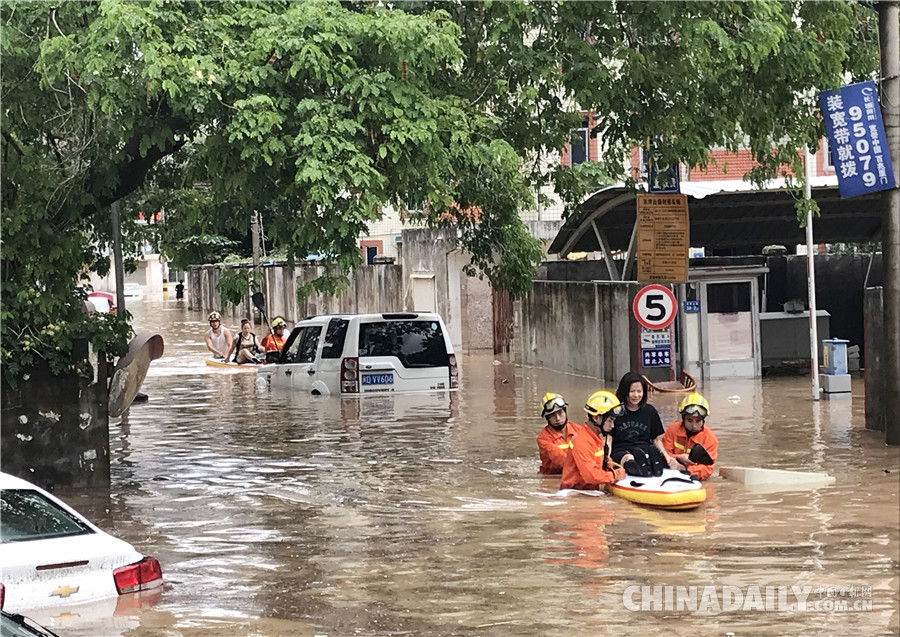 強(qiáng)降雨襲擊廈門 消防人員轉(zhuǎn)移被困群眾