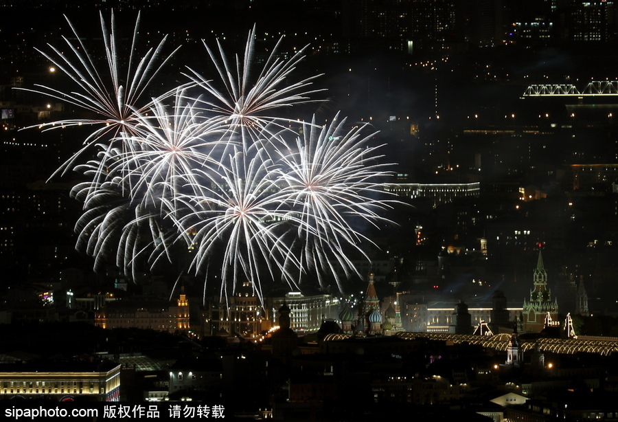 俄羅斯迎來(lái)勝利日 煙火表演點(diǎn)亮莫斯科夜空