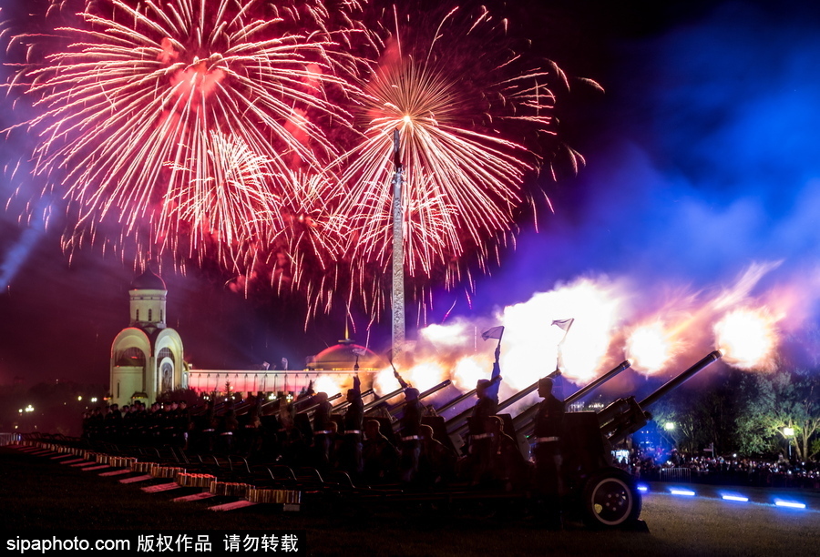 俄羅斯迎來勝利日 煙火表演點亮莫斯科夜空