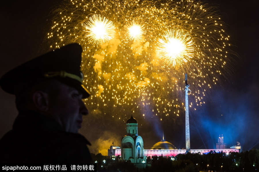 俄羅斯迎來勝利日 煙火表演點(diǎn)亮莫斯科夜空