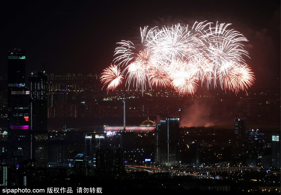 俄羅斯迎來勝利日 煙火表演點(diǎn)亮莫斯科夜空