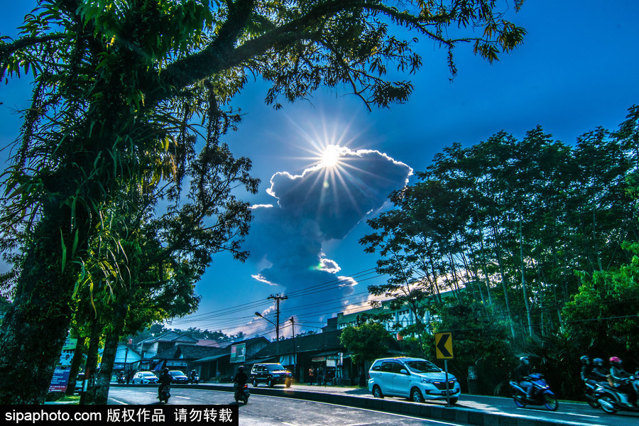 印尼默拉皮火山噴發(fā) 火山灰騰空而起景象壯觀