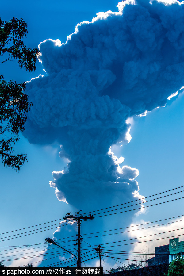 印尼默拉皮火山噴發(fā) 火山灰騰空而起景象壯觀