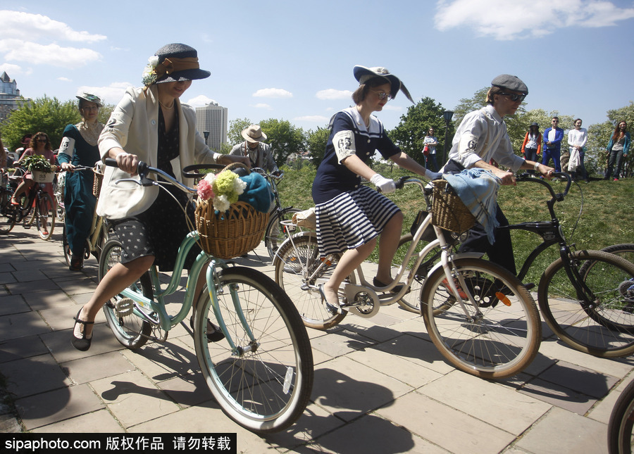 烏克蘭基輔參加春季“復(fù)古騎行”活動(dòng) 民眾復(fù)古裝扮盛裝出行