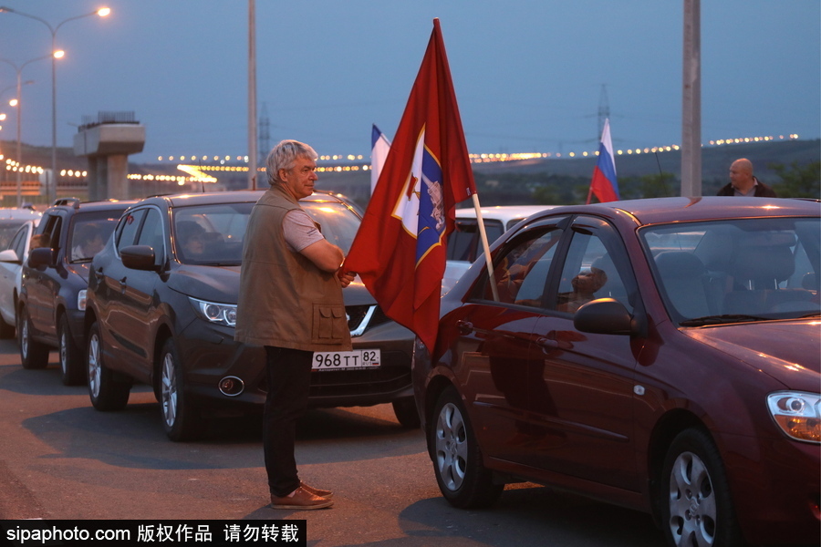 俄羅斯克里米亞大橋通車 民眾駕車通行慶祝