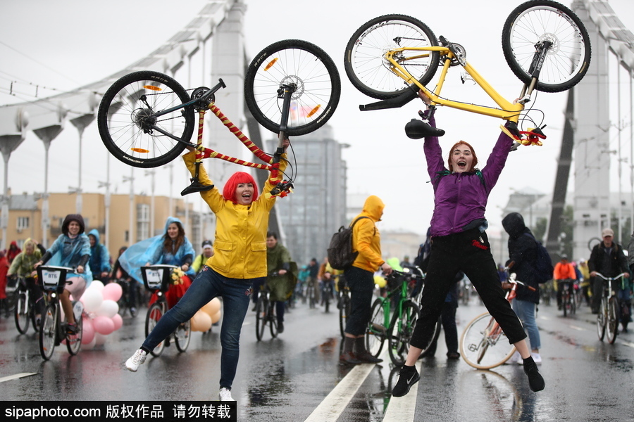 俄羅斯民眾參加自行車游行 綿綿細(xì)雨享受騎行樂趣