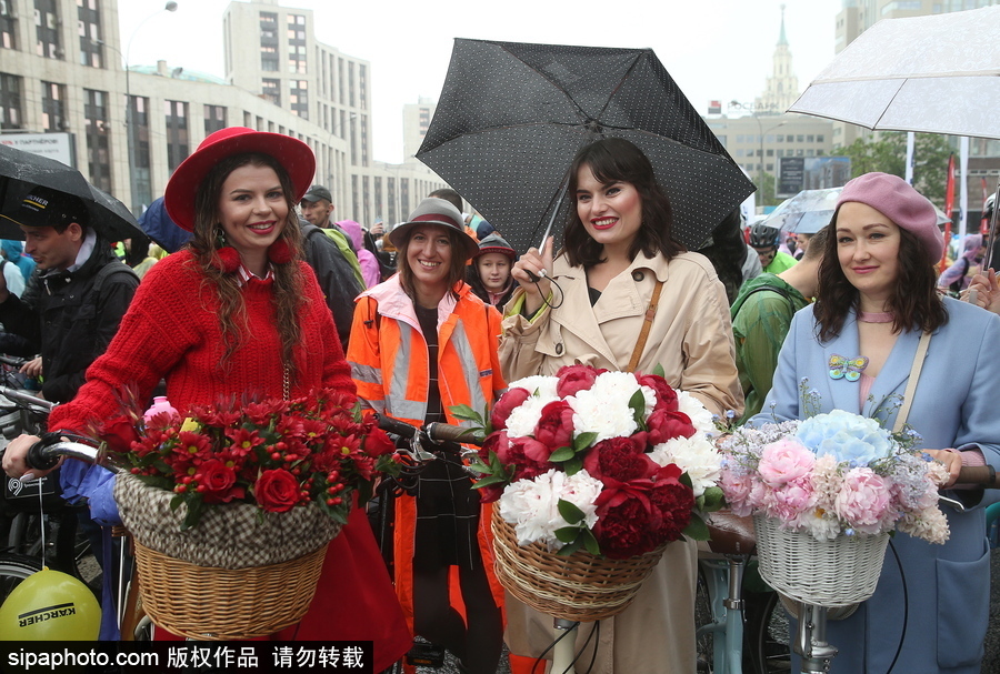 俄羅斯民眾參加自行車游行 綿綿細(xì)雨享受騎行樂趣