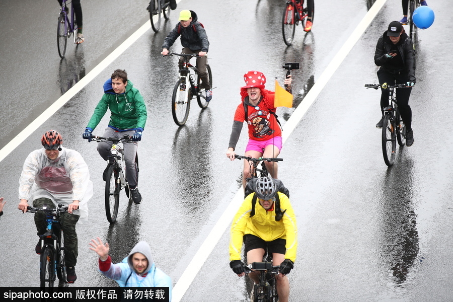 俄羅斯民眾參加自行車游行 綿綿細(xì)雨享受騎行樂趣