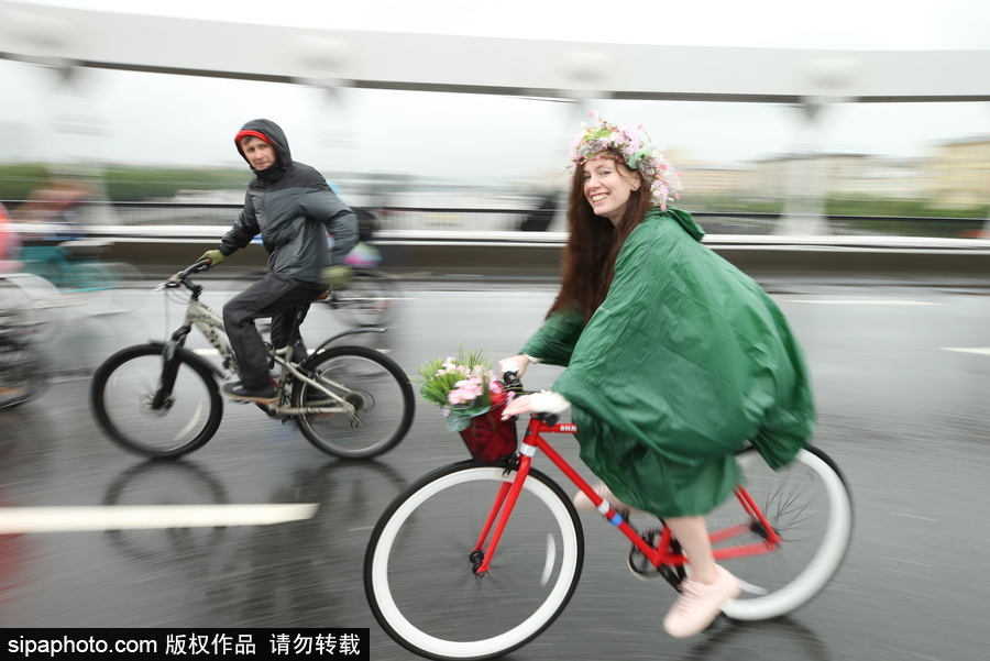 俄羅斯民眾參加自行車游行 綿綿細(xì)雨享受騎行樂趣