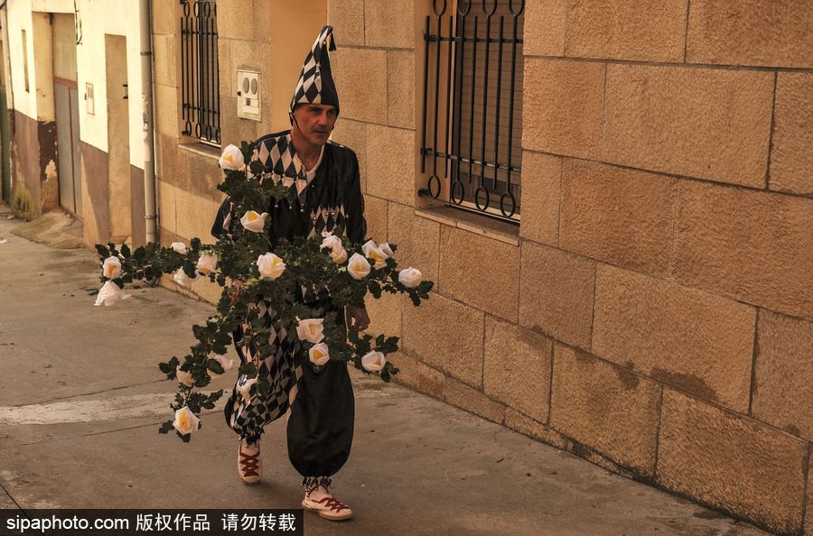 西班牙小鎮(zhèn)慶祝傳統(tǒng)節(jié)日 百名白衣“圣女”舉鮮花游行