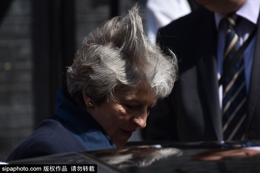 英國首相特麗莎·梅現(xiàn)身唐寧街 頭發(fā)在風(fēng)中凌亂秒變“雞冠”