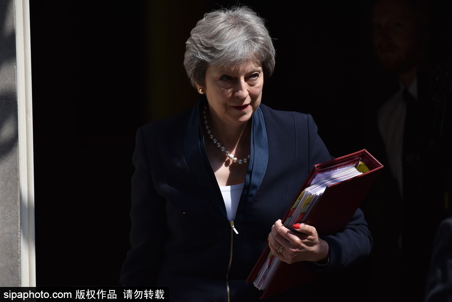 英國首相特麗莎·梅現(xiàn)身唐寧街 頭發(fā)在風(fēng)中凌亂秒變“雞冠”