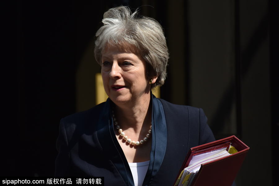 英國首相特麗莎·梅現(xiàn)身唐寧街 頭發(fā)在風中凌亂秒變“雞冠”