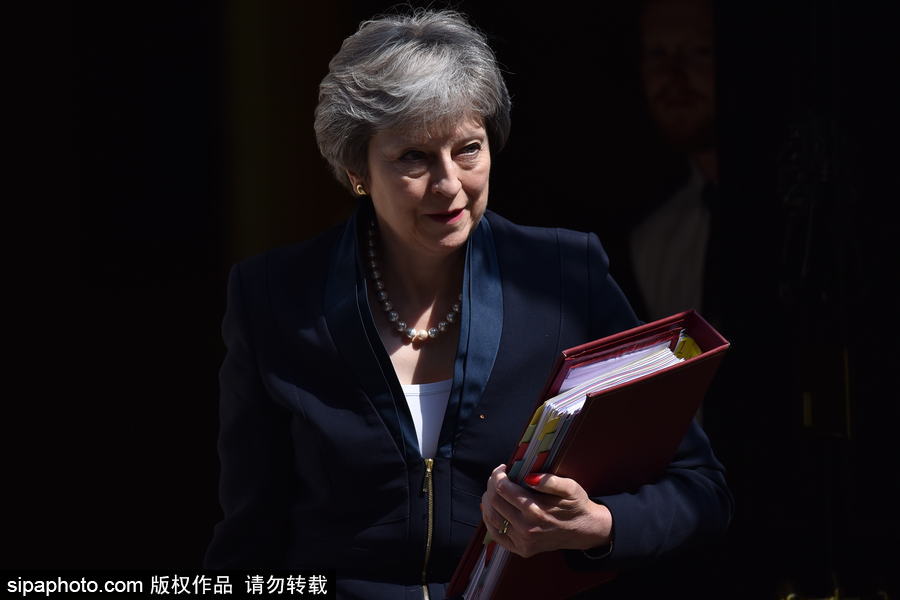 英國首相特麗莎·梅現(xiàn)身唐寧街 頭發(fā)在風(fēng)中凌亂秒變“雞冠”