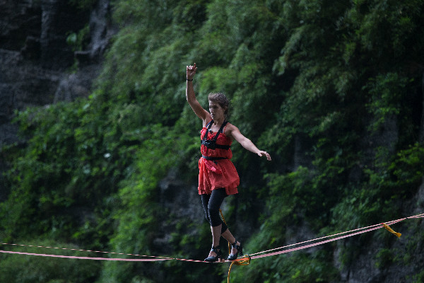 驚險！張家界天門山舉行女子高跟鞋走扁帶比賽