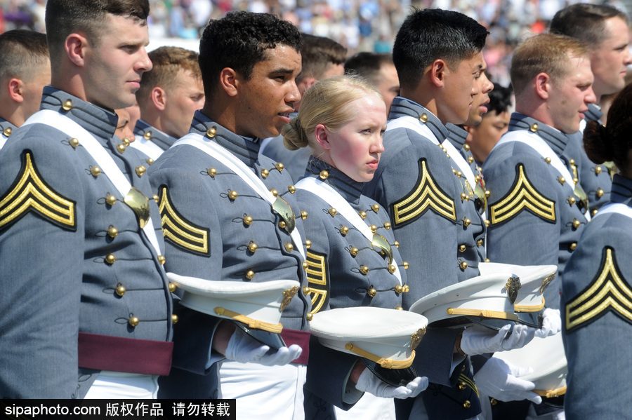 美國西點軍校舉行畢業(yè)典禮 學員拋帽慶祝