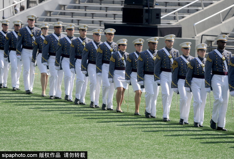 美國西點軍校舉行畢業(yè)典禮 學員拋帽慶祝