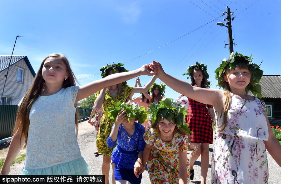 白俄羅斯民眾迎接五旬節(jié) 頭戴楓葉花冠慶祝