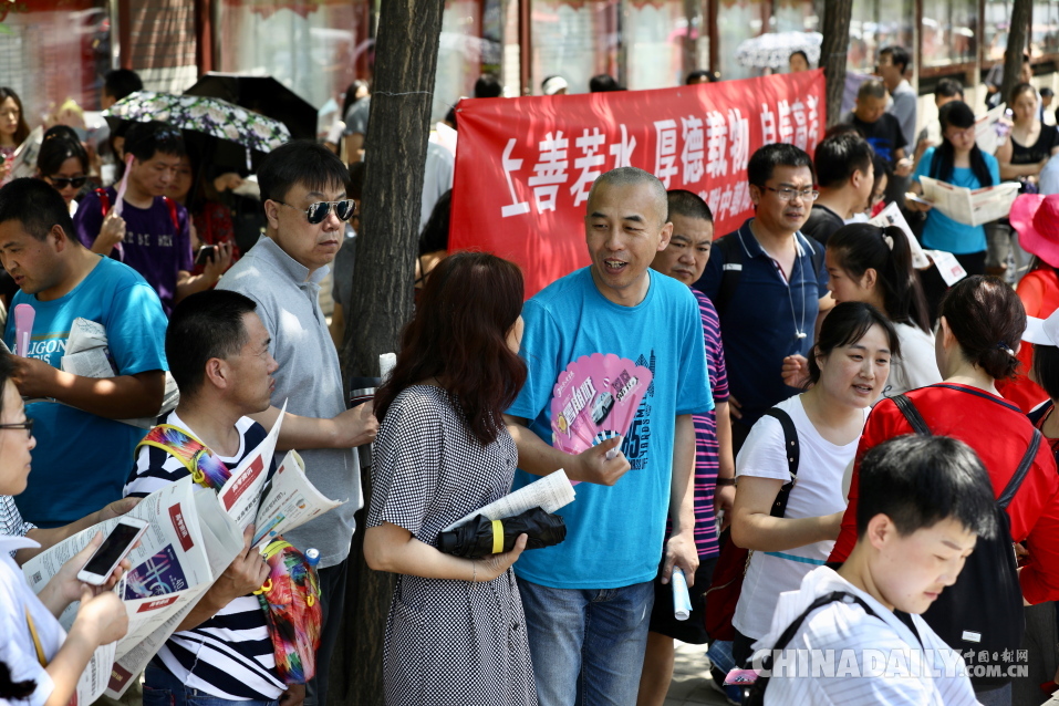 2018高考首場考試結(jié)束 考生陸續(xù)走出考場