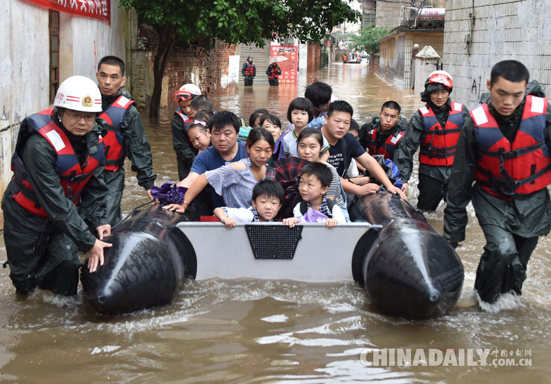 江西進(jìn)賢暴雨致嚴(yán)重內(nèi)澇 皮劃艇解救92名被困人員