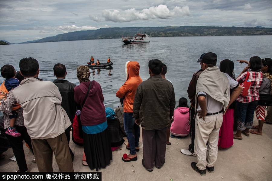 印尼一超載客船沉沒 超百人下落不明