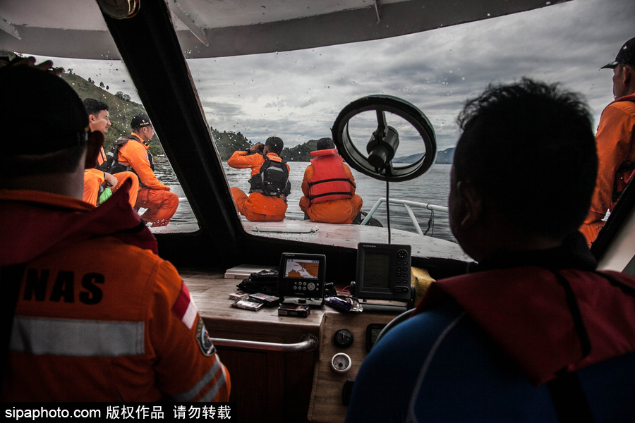 印尼一超載客船沉沒 超百人下落不明