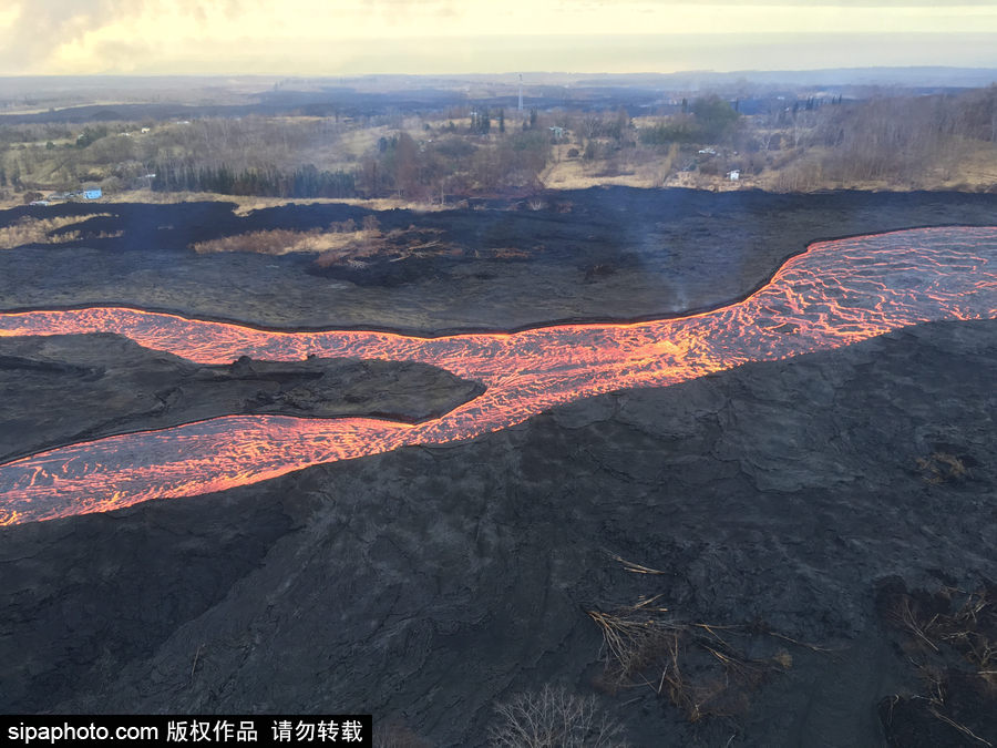 美國基拉韋厄火山持續(xù)活躍 巖漿流動似火龍