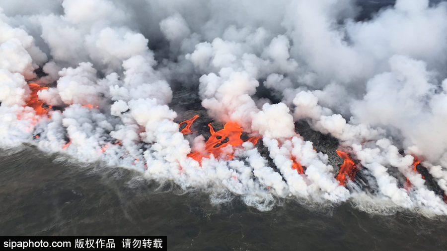 美國基拉韋厄火山持續(xù)活躍 巖漿流動(dòng)似火龍