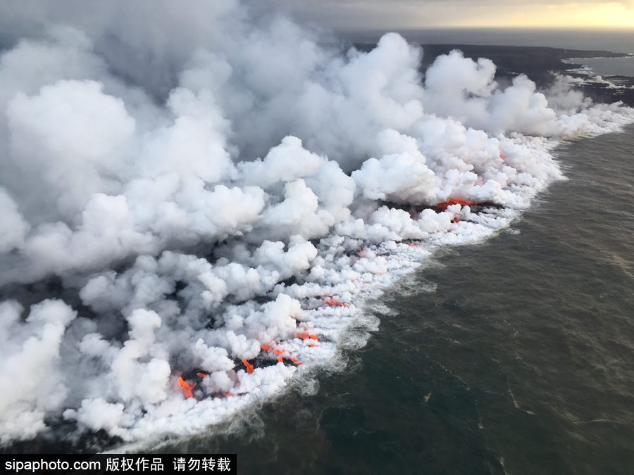 美國(guó)基拉韋厄火山持續(xù)活躍 巖漿流動(dòng)似火龍