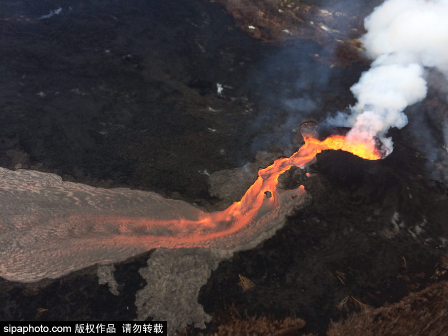 美國基拉韋厄火山持續(xù)活躍 巖漿流動似火龍