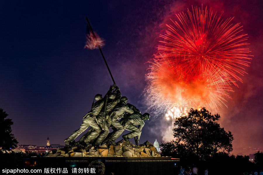 華盛頓獨(dú)立日當(dāng)天上演震撼煙花秀 流光四溢璀璨唯美