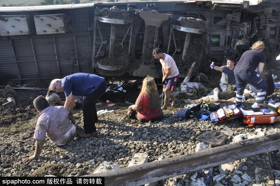 土耳其泰基爾達(dá)發(fā)生列車出軌事故 至少10人死亡