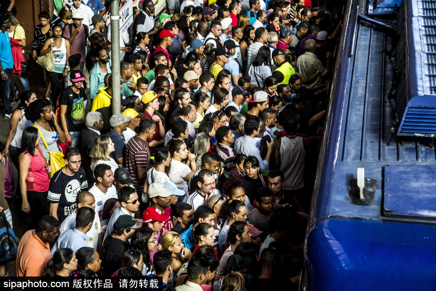 巴西圣保羅民眾乘車現場超擁擠 堪比北京早晚高峰