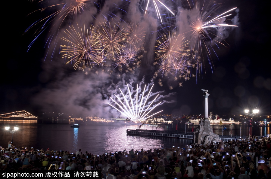 俄羅斯海軍節(jié)到來 塞瓦斯托波爾上演煙火盛宴慶祝