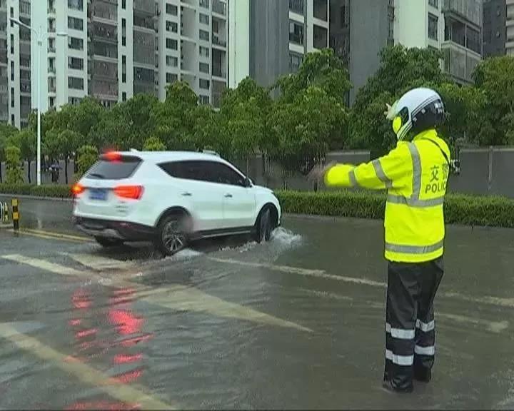 海南遭遇大風強降雨