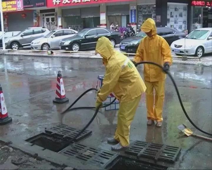 海南遭遇大風強降雨