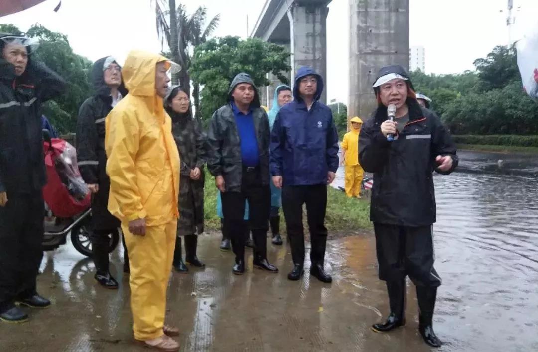 海南遭遇大風強降雨