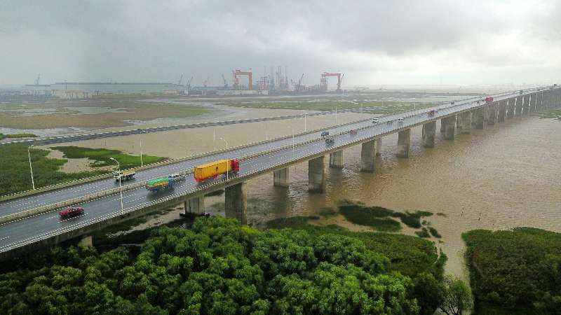 蘇通大橋斜拉索阻尼器因臺(tái)風(fēng)斷裂 車輛恢復(fù)部分通行