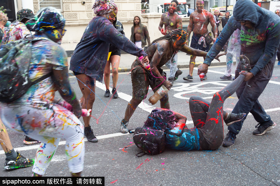 英國(guó)倫敦諾丁山狂歡節(jié)首日：肆意潑墨享受涂鴉樂(lè)趣 超100萬(wàn)人參與狂歡活動(dòng)