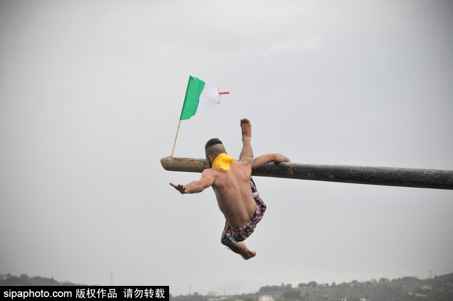 這項傳統(tǒng)比賽刺激又好玩！意大利漁民過獨木橋摘旗子五花八門落水姿勢令人捧腹