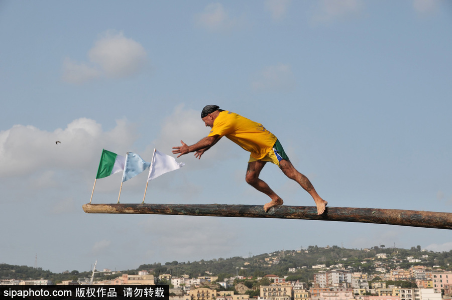 這項傳統(tǒng)比賽刺激又好玩！意大利漁民過獨木橋摘旗子五花八門落水姿勢令人捧腹