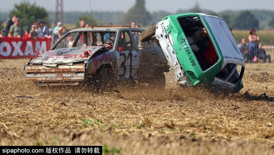 開著“破”車去比賽！法國另類汽車競技賽讓人大開眼界