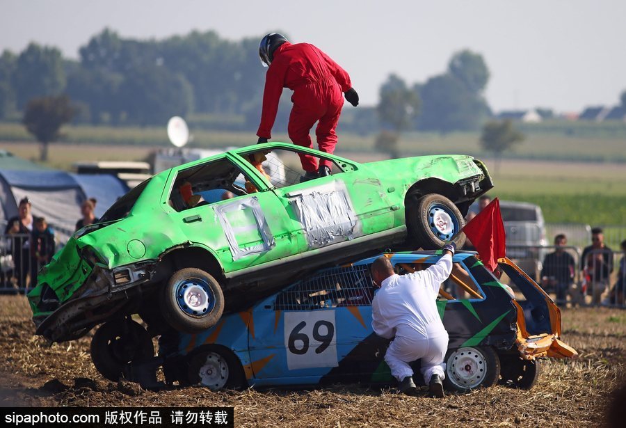 開著“破”車去比賽！法國(guó)另類汽車競(jìng)技賽讓人大開眼界