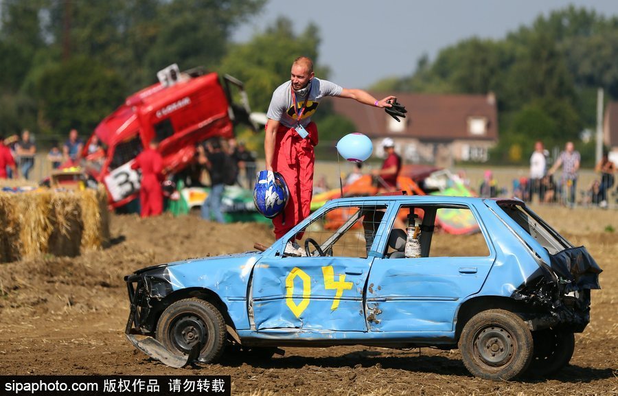 開著“破”車去比賽！法國另類汽車競技賽讓人大開眼界