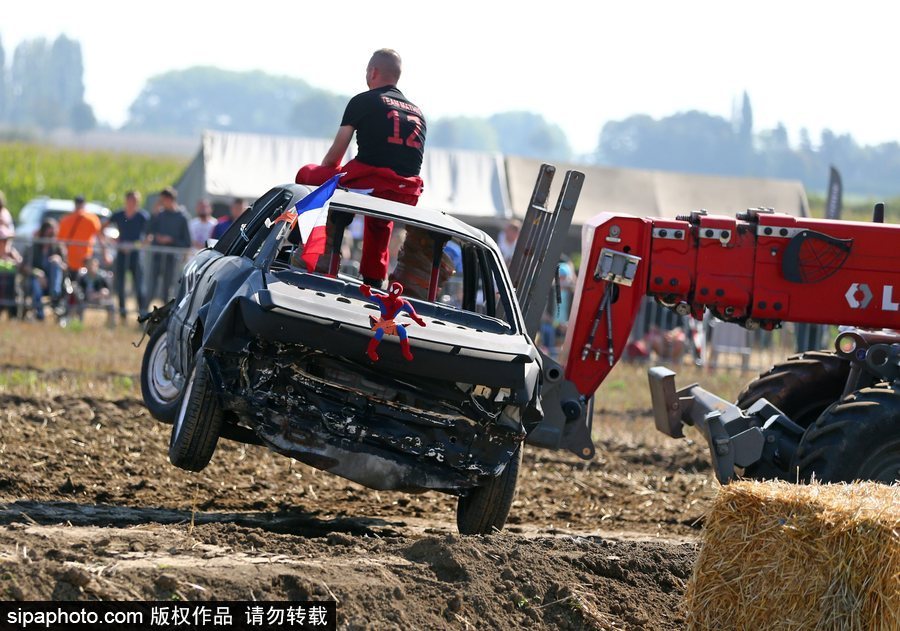 開著“破”車去比賽！法國另類汽車競技賽讓人大開眼界